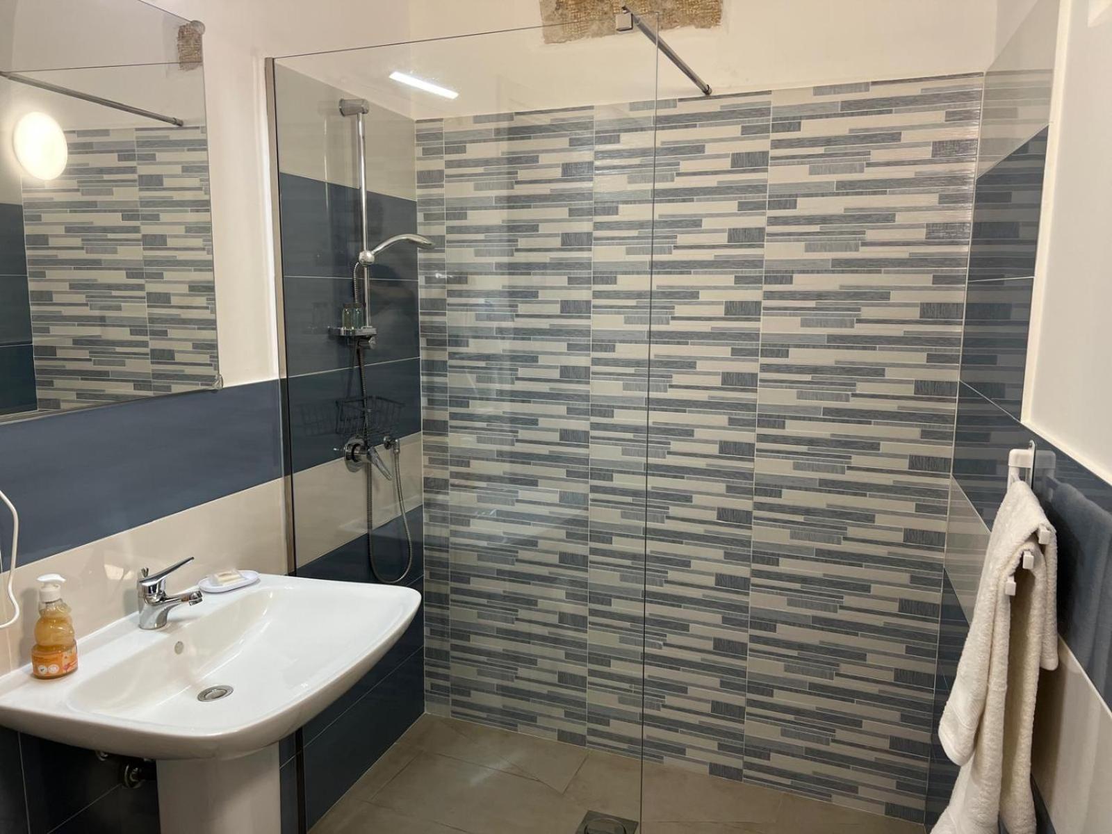 טראסיני Madre Terra Airport Rooms And Suites מראה חיצוני תמונה