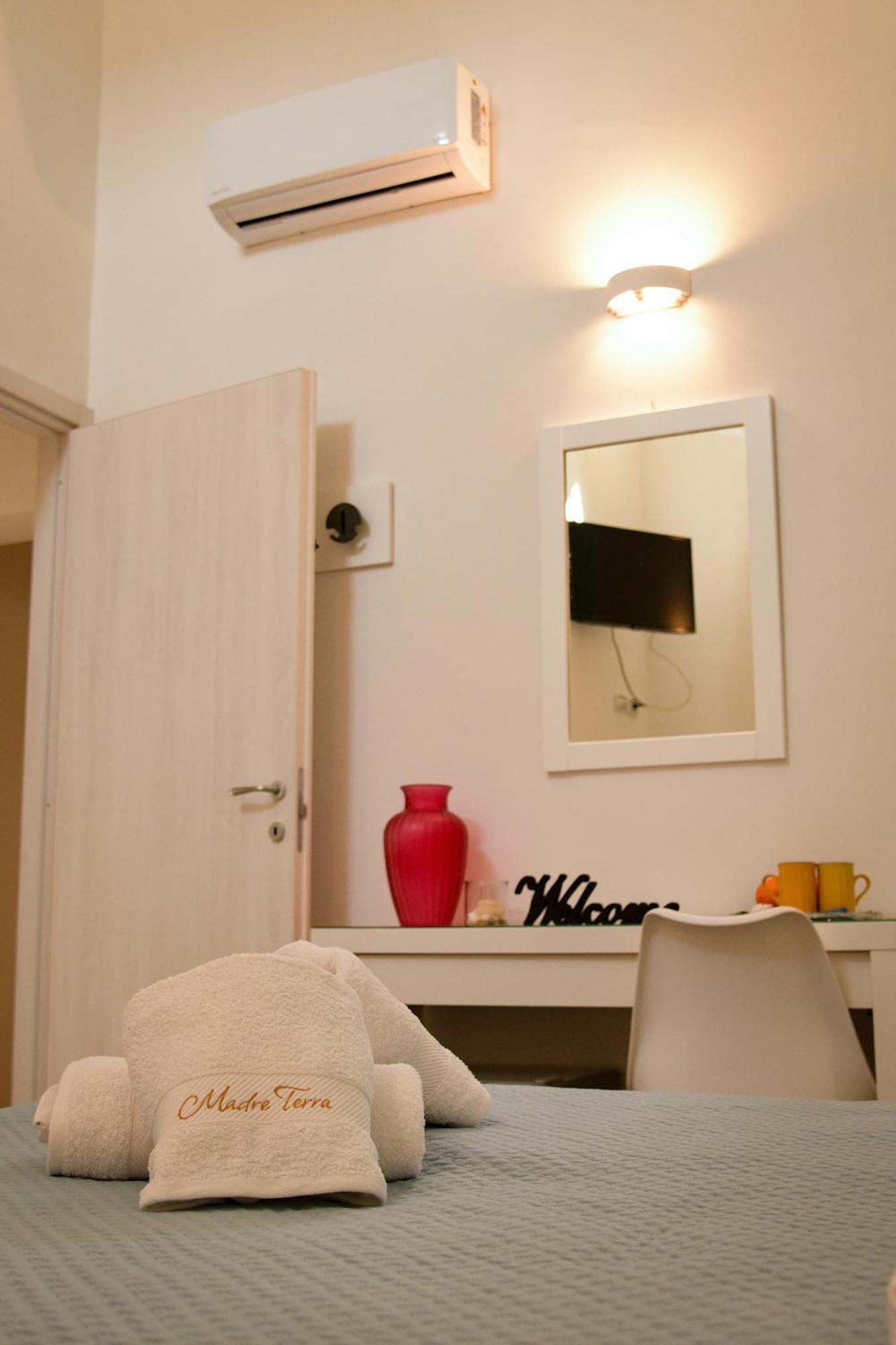 טראסיני Madre Terra Airport Rooms And Suites מראה חיצוני תמונה