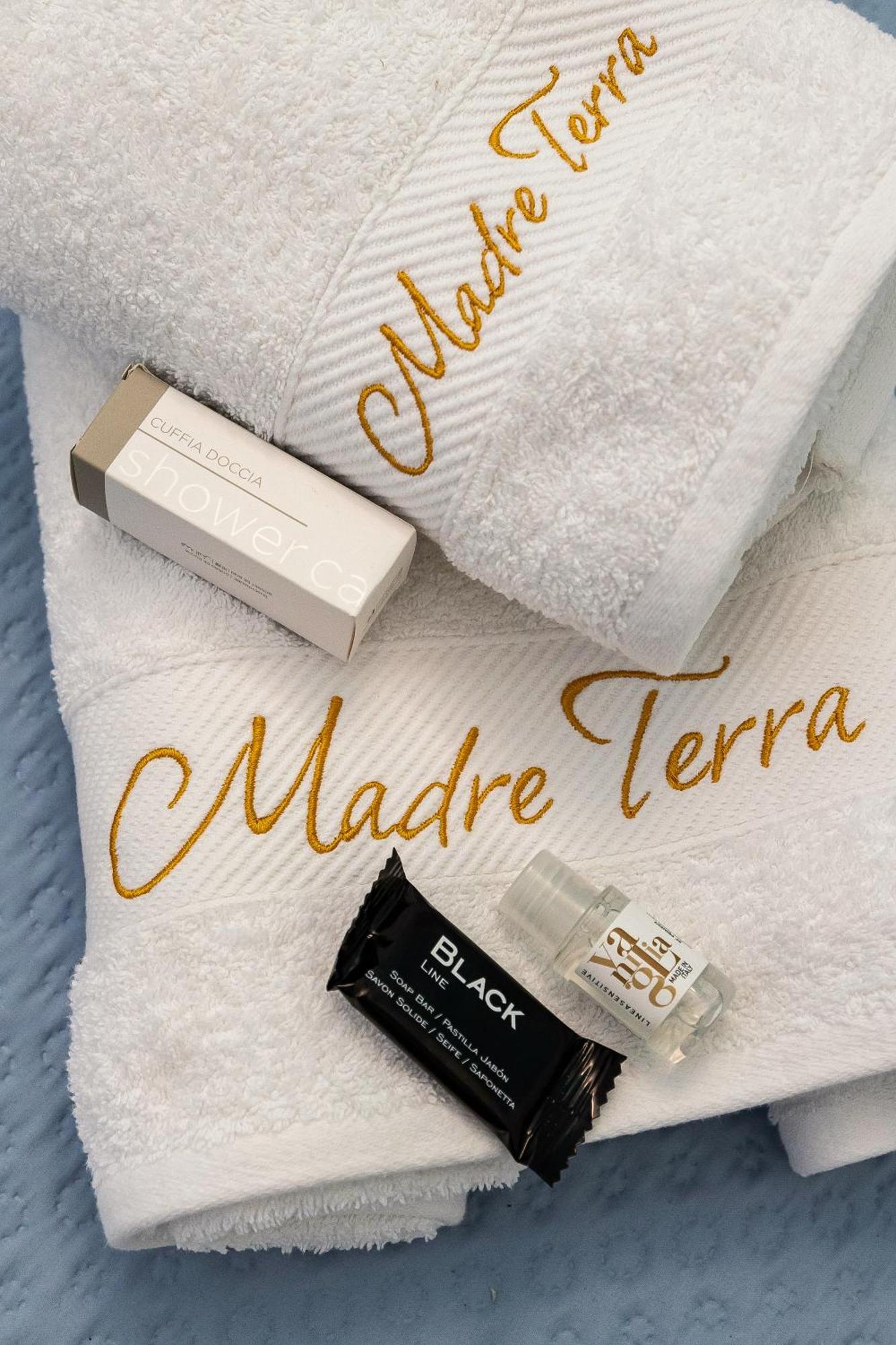 טראסיני Madre Terra Airport Rooms And Suites מראה חיצוני תמונה