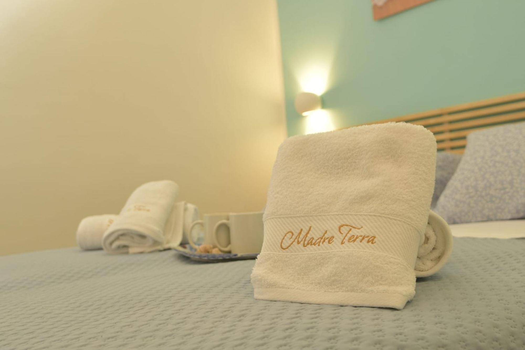 טראסיני Madre Terra Airport Rooms And Suites מראה חיצוני תמונה